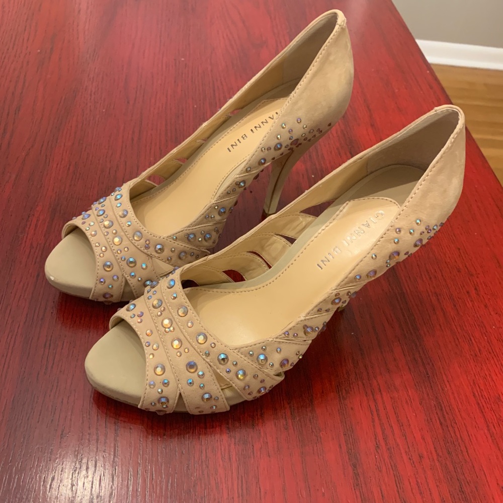 NWOT Gianni Bini pumps with crystal embellishments
